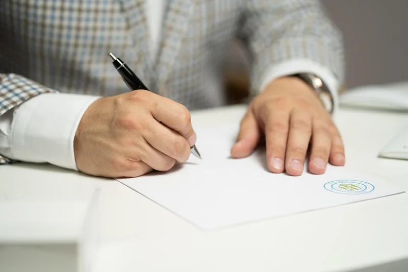 Quand et comment utiliser « pour ordre » ?